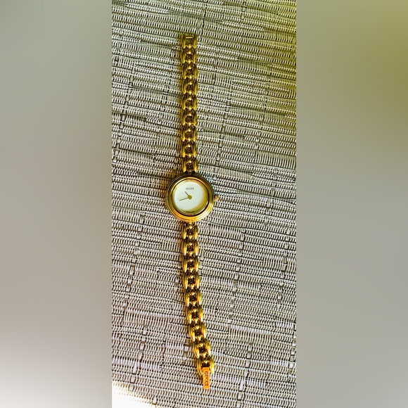 Authentic GUCCI gold tone watch w/ bezels π₯π₯ - Picture 12 of 12